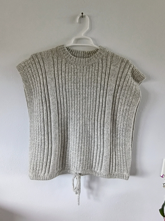 Universal Thread Sweaters - Universal Thread Oatmeal Knit Sweater Vest OSFM Cinch Hem Cozy Chic Layer